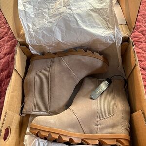 Sorel Joan of Arctic Wedge II Chelsea Boots in Tan NEW IN BOX!